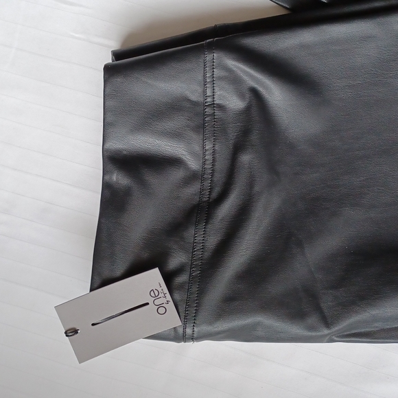 One by Chapter One Faux Leather Pants NWT- Sz. 1X - Picture 4 of 8